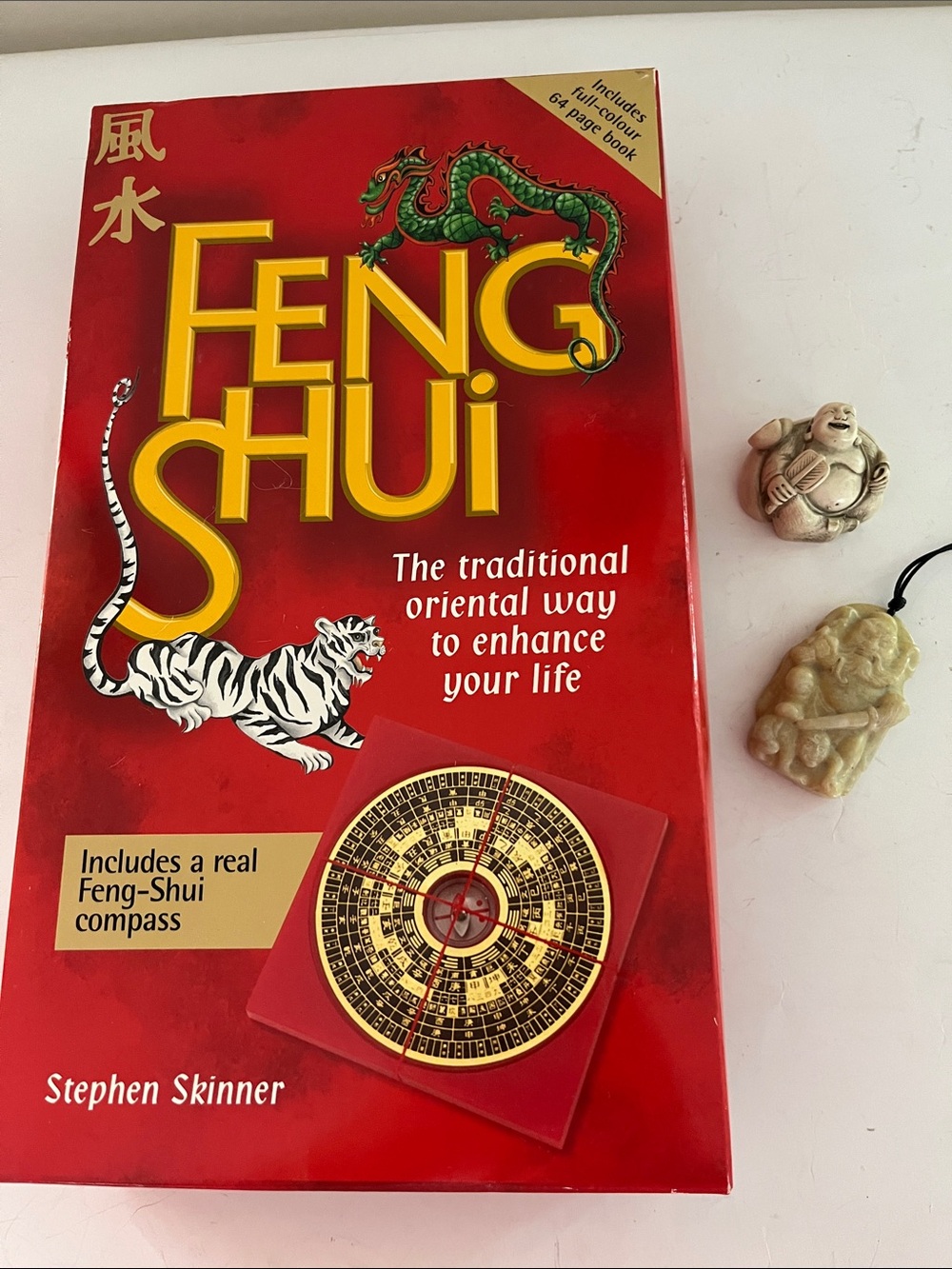 Feng shui set with compass, book and 2 resin figures